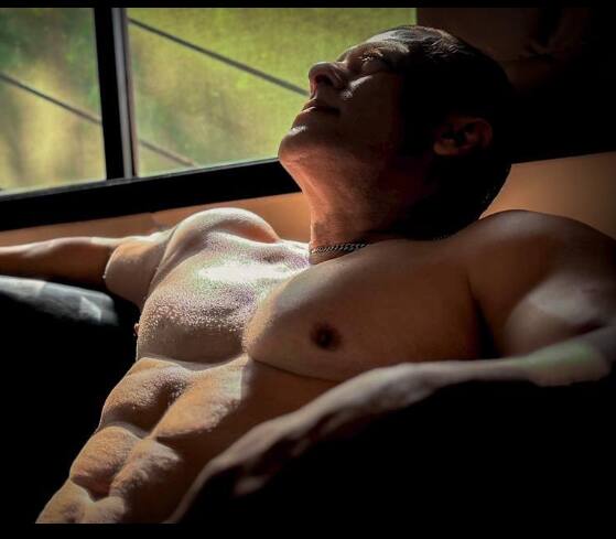 सलमान  लवकरच ‘किसी का भाई किसी की जान’  (Kisi Ka Bhai Kisi Ki Jaan)  या चित्रपटामधून प्रेक्षकांच्या भेटीस येणार आहे.