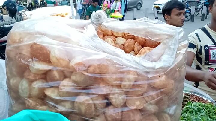 জ্বালাপোড়া গরম। তার ওপর দেখা নেই বৃষ্টির। এই গরমে ফুচকা-তেলেভাজা থেকে মুখ ফিরিয়েছেন অনেকেই।