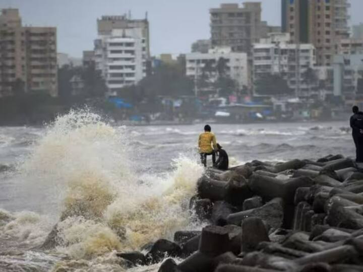 Maharashtra Mumbai Sea water turns red Villagers accused factories of leaving chemical waste ann Maharashtra: महाराष्ट्र के समंदर के पानी क्यों हुआ लाल? मछुआरों में खौफ, गांववालों ने लगाया ये गंभीर आरोप