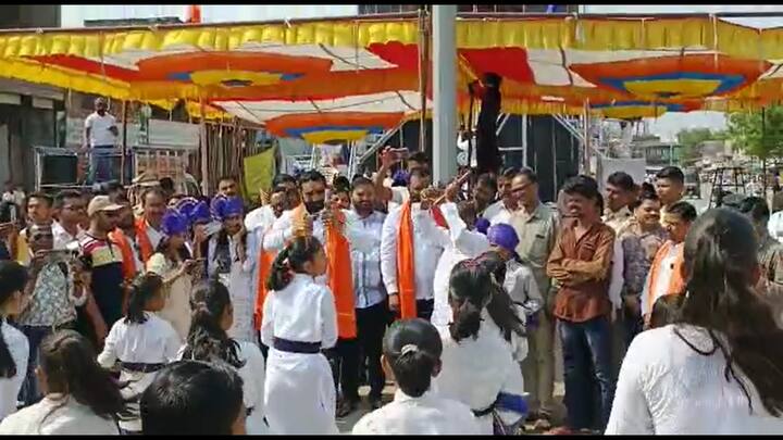 राज्यभरात आंबेडकर जयंतीचा उत्साह असताना हिंगोली ते हा उत्साह कायम दिसला आज हिंगोली शहरातील डॉक्टर बाबासाहेब आंबेडकर यांच्या पुतळ्यासमोर अनेक विद्यार्थ्यांनी लेझीम खेळत मानवंदना दिली या विद्यार्थ्यासोबत शिवसेनेचे कळमनुरीचे आमदार संतोष बांगर यांनी सुद्धा लेझीम खेळत डॉक्टर बाबासाहेब आंबेडकर यांना मानवंदना दिली आहे