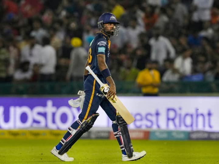 IPL 2023 PBKS vs GT Hardik Pandya fined Rupees 12 lakh for slow over rate IPL 2023: पंजाब के खिलाफ जीत के बावजूद गुजरात के कप्तान हार्दिक पांड्या पर लगा जुर्माना, जानिए क्यों मिली सज़ा