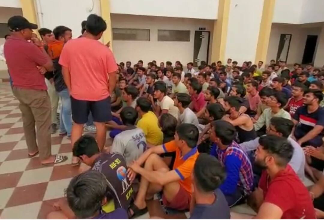 Poor quality food was served at the Government Engineering College Hostel in Modasa Aravalli: રાજ્યની આ સરકારી હોસ્ટેલમાં ભોજનમાં નિકળ્યા કીડા, વિદ્યાર્થીઓએ મચાવ્યો હોબાળો