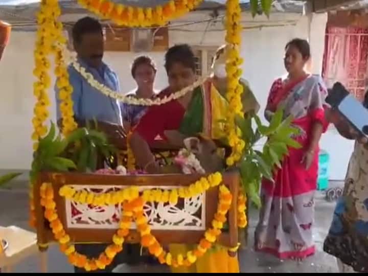 Krishna District Gannavaram couple celebrates punganuru cow calf cradle ceremony DNN Gannavaram News : పుంగనూరు పెయ్య దూడకు ఉయ్యాల వేడుక, గౌరీ అని నామకరణం!