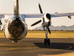 Train on Railway Track: इस एयरपोर्ट से फ्लाइट के साथ गुजरती है ट्रेन! देखें हैरान करने वाली तस्वीरें