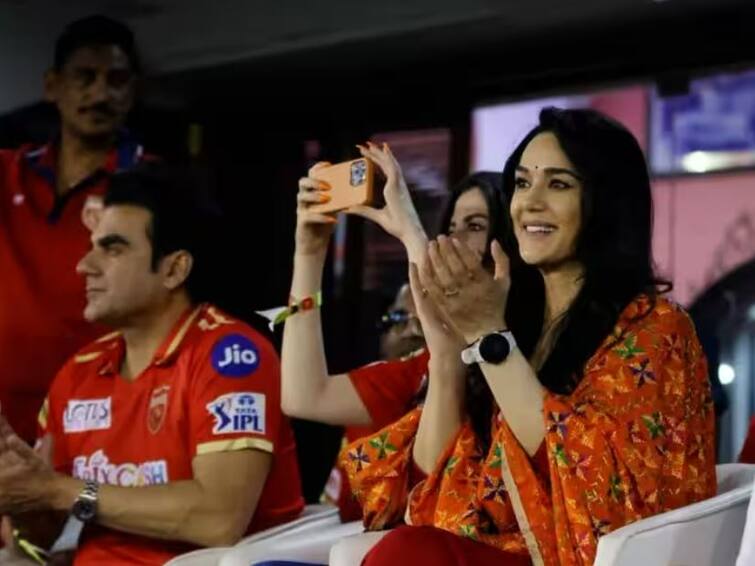 IPL 2023: Shahrukh Khan hit six as soon as he stepped on the field  Preity Zinta's reaction went viral IPL 2023: શાહરૂખ ખાને મેદાન પર ઉતરતાં જ ફટકારી સિક્સ, પ્રીતિ ઝિન્ટાનું રિએક્શન થયું વાયરલ