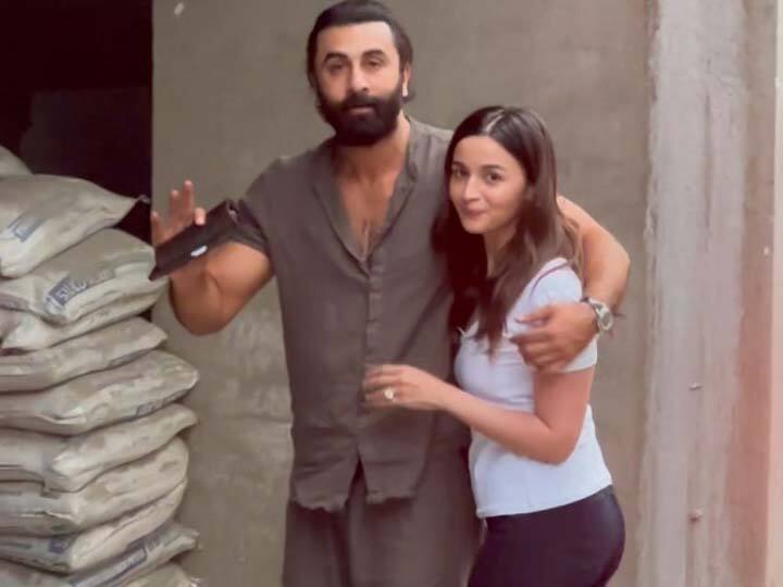 Alia Bhatt and Ranbir Kapoor were seen visiting their new home which is still under construction video viral Ranbir Alia Video: पहली वेडिंग एनिवर्सरी पर स्पॉट हुए दिखे रणबीर-आलिया, कपल ने एक-दूजे को हग करते हुए दिए पोज