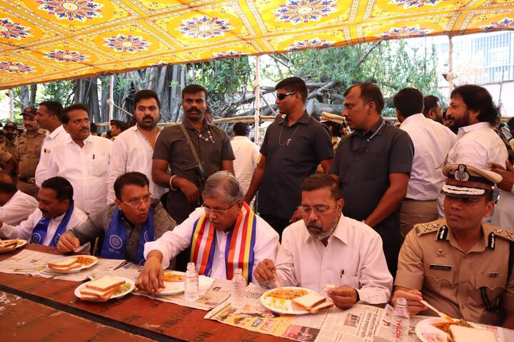 'एकता मिसळ' असल्याने पुणेकरांसह सर्वपक्षीय नेत्यांनी यात सहभागी नोंदवला. तर राज्यातील भाजपचे ज्येष्ठ नेते चंद्रकांत पाटील यांनी देखील हजेरी लावली.