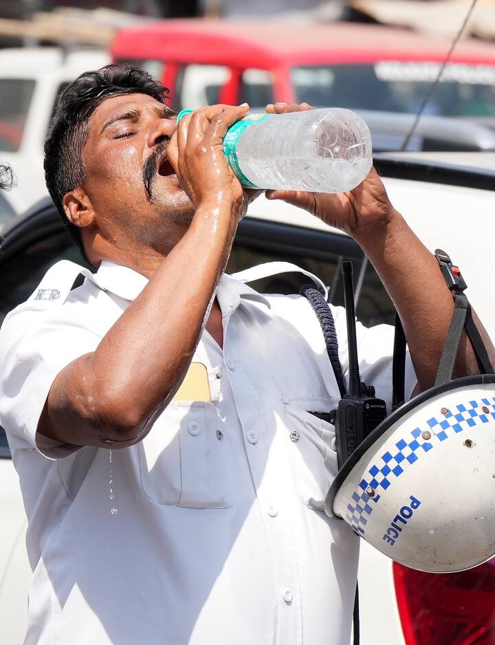 দক্ষিণবঙ্গের ১১ জেলায় তাপমাত্রা ৪০-ডিগ্রির বেশি। আগামী সোমবার পর্যন্ত কলকাতা-সহ দক্ষিণবঙ্গের প্রায় সব জেলায় তাপপ্রবাহের সতর্কতা রয়েছে। বেলা বাড়লে লু বইবে।