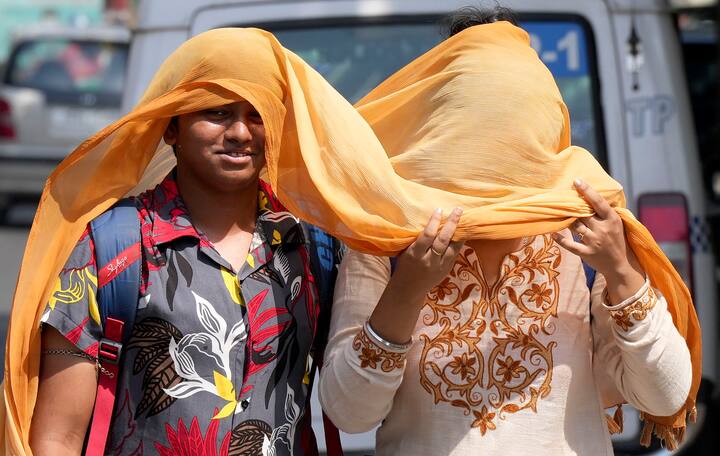 রেকর্ড গরম পানাগড়ে। সেখানে সর্বোচ্চ তাপমাত্রা, ৪২.২ ডিগ্রি। কলকাতায় ৪০ ডিগ্রি। যা স্বাভাবিকের থেকে ৪ ডিগ্রি বেশি।