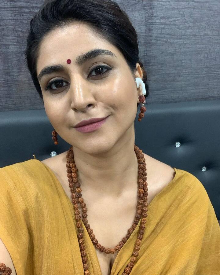 ప్రస్తుతం అటు సినిమాలు, ఇటు ప్రోగ్రాంలతో ఫుల్ బీజీ గా ఉంది వర్షిణి.