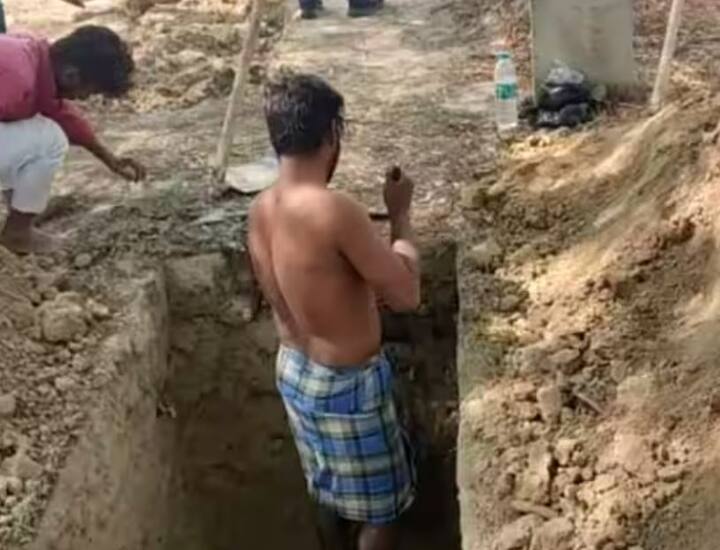 અતીકના પુત્ર અસદ અહેમદને પ્રયાગરાજના કસારી-મસારી કબ્રસ્તાનમાં દફનાવવામાં આવશે. જે બાદ આ કબ્રસ્તાનમાં અસદની કબર ખોદવામાં આવી રહી છે.