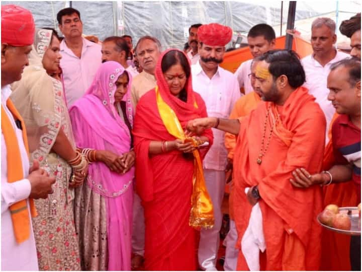 Vasundhara Raje Targets Satish Poonia Saying Closed ones can become Strangers bhagwat khatha in dungarpur ann Rajasthan Politics: वसुंधरा राजे ने इशारों में कहा- 'अपने हो सकते हैं पराए', क्या निशाने पर थे सतीश पूनियां?