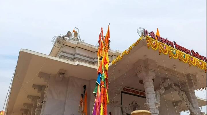 नवसाला पावणारी देवी अशी ओळख असलेल्या देवीच्या दर्शनासाठी  पाच ते सहा लाख भाविक येत असतात.