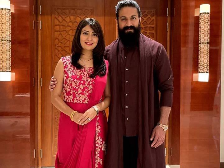 Radhika Pandit surprised and complimented Yash for his retro look as Rocky Bhai shares video from KGF Chapter 1 watch here Yash Video: यश को 'रॉकी भाई' के लुक में देखकर चौंक गई थीं पत्नी राधिका, सालों बाद सामने आया कपल का अनसीन वीडियो