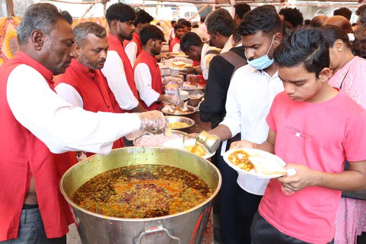 डॉ. बाबासाहेब आंबेडकरांना अभिवादन करण्यासाठी येणाऱ्यांनी एकता मिसळीचा लाभ घेतला