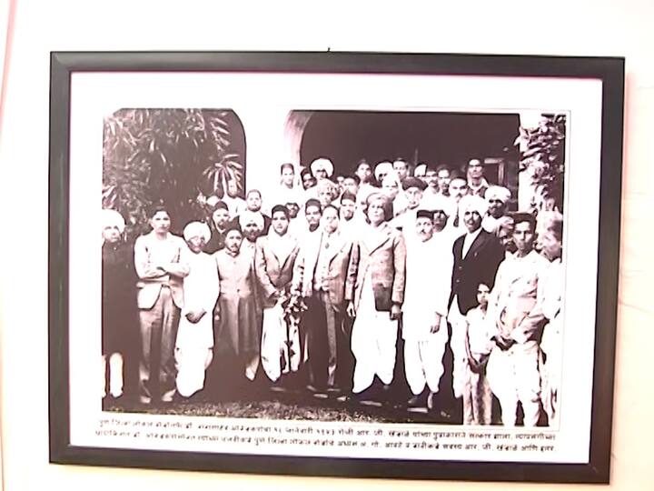 तसेच मुंबई महानगरपालिकेशी त्यांनी केलेला पत्रव्यवहार यांसारखे अनेक जुने दस्तावेज या चित्र प्रदर्शनात लावण्यात आलेले आहेत.