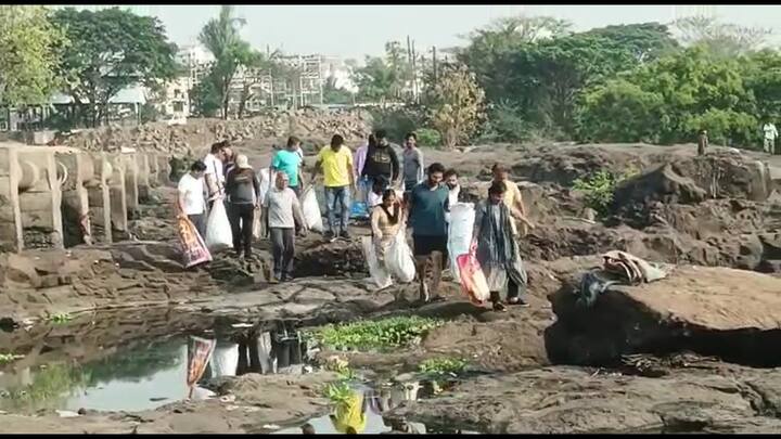 पिंपरी चिंचवडमध्ये डॉ बाबासाहेब आंबेडकरांची जयंती आगळ्या-वेगळ्या पद्धतीने साजरी करण्यात आली. आंबेडकर विचारवंतांनी एकत्र येत पवना नदीत स्वच्छता मोहीम राबवली. शहरातून वाहणारी ही नदी नेहमीच प्रदूषित असते. म्हणून बाबासाहेबांना अभिवादन करतानाच पवना नदीला मोकळा श्वास देण्याचा प्रयत्न करण्यात आला. यावेळी मद्याच्या रिकाम्या बाटल्या, जैव वैद्यकीय कचरा, तसेच आरोग्यास हानीकारक ठरणाऱ्या वस्तू नदी पात्रात आढळून आला. पवना जलमित्र ग्रुपने हा अभिनव उपक्रम राबविला, ज्याला अनेक आंबेडकर विचारवंतांनी हातभार लावला.