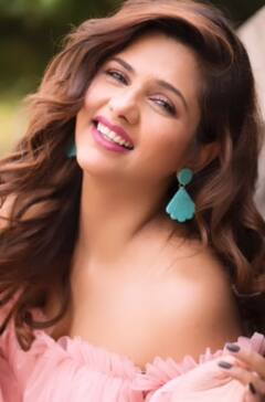 Dalljiet Kaur ने शादी के बाद मनाया पहला त्योहार, बैसाखी पर एक्ट्रेस ने शेयर कीं खूबसूरत तस्वीरें