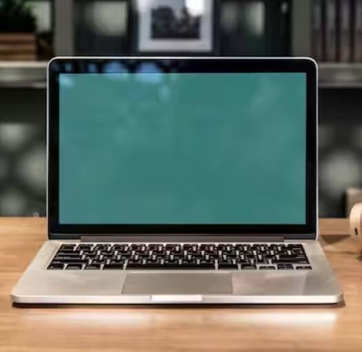 ਅੱਜ ਅਸੀਂ ਤੁਹਾਨੂੰ ਕੁਝ ਅਜਿਹੇ ਬਿਹਤਰੀਨ ਲੈਪਟਾਪਾਂ ਬਾਰੇ ਦੱਸਣ ਜਾ ਰਹੇ ਹਾਂ ਜਿਨ੍ਹਾਂ 'ਚ ਤੁਹਾਨੂੰ ਚੰਗਾ ਪ੍ਰੋਸੈਸਰ, ਵਧੀਆ ਰੈਮ ਸਪੋਰਟ ਅਤੇ ਚੰਗਾ ਬੈਟਰੀ ਬੈਕਅਪ ਮਿਲਦਾ ਹੈ। ਇਹ ਲੈਪਟਾਪ ਸੰਪਾਦਨ, ਗੇਮਿੰਗ ਅਤੇ ਹੋਰ ਪੇਸ਼ੇਵਰ ਕੰਮ ਲਈ ਸਭ ਤੋਂ ਵਧੀਆ ਹਨ। ਇਨ੍ਹਾਂ ਲੈਪਟਾਪਾਂ ਦੀ ਕੀਮਤ 40 ਤੋਂ 50,000 ਰੁਪਏ ਦੇ ਵਿਚਕਾਰ ਹੈ। ਹਾਲਾਂਕਿ ਇਨ੍ਹਾਂ 'ਚ ਗਾਹਕਾਂ ਨੂੰ ਆਫਰ ਵੀ ਦਿੱਤੇ ਜਾ ਰਹੇ ਹਨ।