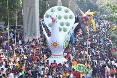 Mangal Shobhajatra: রঙিন কাগজের পুতুলে সাজানো, মঙ্গল শোভাযাত্রায় উপচে পড়ল ভিড়