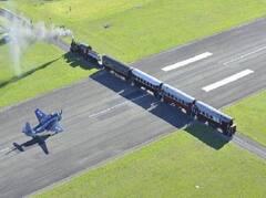 Train on Railway Track: ਇਸ ਏਅਰਪੋਰਟ ਤੋਂ ਫਲਾਈਟ ਨਾਲ ਲੰਘਦੀ ਹੈ ਇਹ ਰੇਲ! ਵੇਖੋ ਹੈਰਾਨ ਕਰਨ ਵਾਲੀਆਂ ਤਸਵੀਰਾਂ