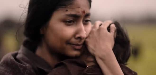 ஏழ்மையில் வாடி உயிரை விட்ட தாயின் ஆசையை நிறைவேற்ற ராஜா கிருஷ்ணப்ப பைரியாவாக இருந்த சிறுவன், ராக்கி பாயாக மாறுகிறார்.