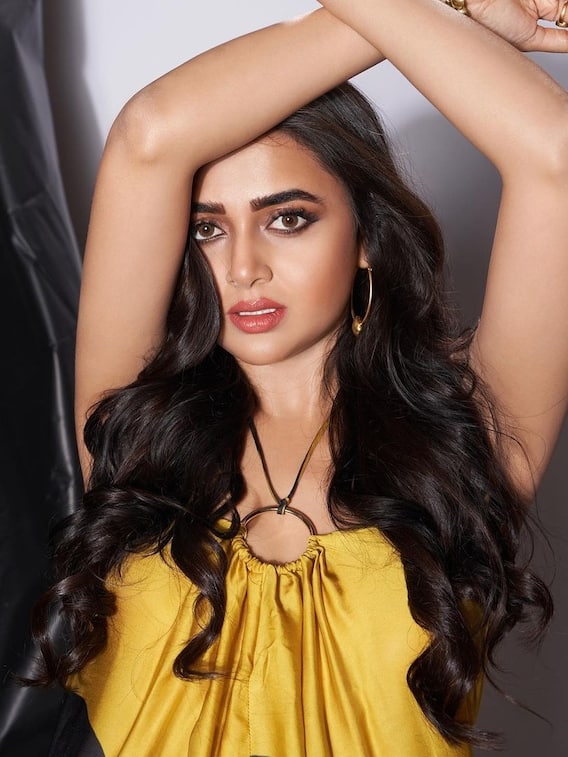 हॉल्टर नेक आउटफिट में तेजस्वी का ग्लैमर