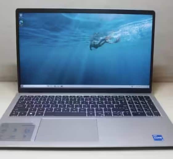 Dell Inspiron 15 3511: ਇਸ 'ਚ ਤੁਹਾਨੂੰ 15.6 ਇੰਚ ਦੀ ਡਿਸਪਲੇ ਮਿਲਦੀ ਹੈ। ਲੈਪਟਾਪ Intel Core I3 ਪ੍ਰੋਸੈਸਰ ਦੇ ਨਾਲ ਆਉਂਦਾ ਹੈ। ਇਸ ਵਿੱਚ ਤੁਹਾਨੂੰ 8GB ਰੈਮ ਅਤੇ ਇੱਕ TB HDD ਦਾ ਸਪੋਰਟ ਮਿਲਦਾ ਹੈ। ਲੈਪਟਾਪ ਨੂੰ ਇੰਟੀਗ੍ਰੇਟਿਡ ਇੰਟੈੱਲ ਗ੍ਰਾਫਿਕਸ ਕਾਰਡ ਅਤੇ 41 ਘੰਟੇ ਤੱਕ ਦੀ ਬੈਟਰੀ ਸਪੋਰਟ ਮਿਲਦੀ ਹੈ। ਤੁਸੀਂ ਇਸਨੂੰ ਐਮਾਜ਼ਾਨ ਤੋਂ 40,990 ਰੁਪਏ ਵਿੱਚ ਖਰੀਦ ਸਕਦੇ ਹੋ।
