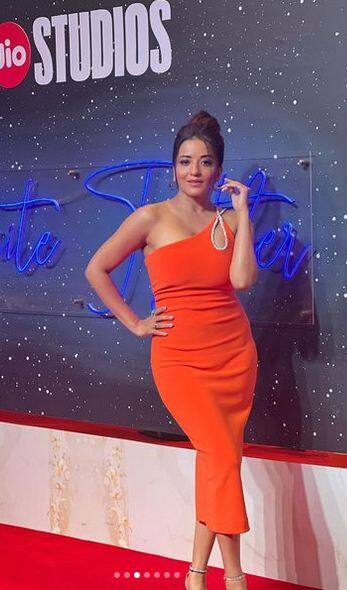 ਇਸ ਪਹਿਰਾਵੇ 'ਚ ਅਭਿਨੇਤਰੀ ਕਾਫੀ ਖੂਬਸੂਰਤ ਲੱਗ ਰਹੀ ਹੈ। ਫੈਨਜ਼ ਨੂੰ ਵੀ ਉਸ ਦਾ ਇਹ ਲੁੱਕ ਕਾਫੀ ਪਸੰਦ ਆ ਰਿਹਾ ਹੈ।
