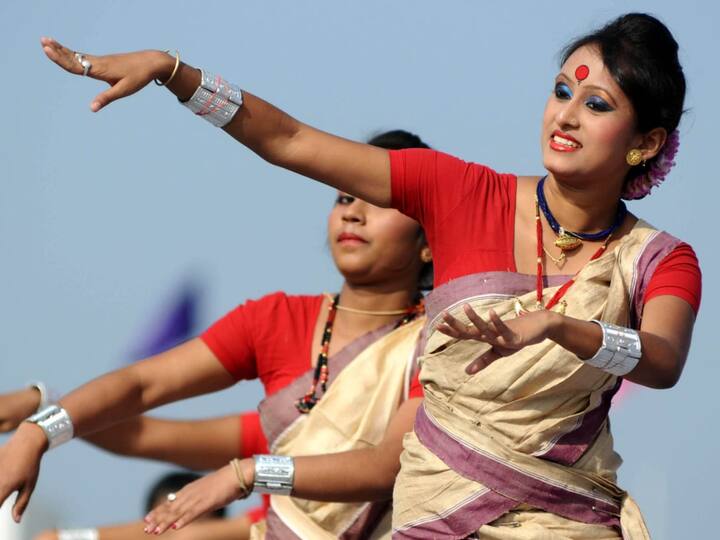 Men and women dressed in their best traditional attire perform Bihu dance in open fields and sing traditional folk songs dedicated to Bihu. Throughout the seven days of celebrations, a variety of Assamese cuisines are prepared and community feasts are organised. (Image Source: Pallav Bora)