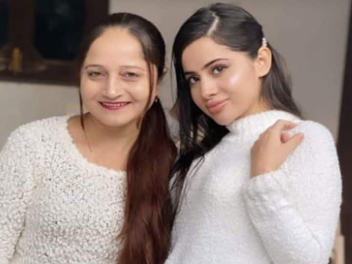 Uorfi Javed shared photo with her mother Zakiya Sultana to wish her on social media  Uorfi Javed की मां खूबसूरती मामले में नहीं हैं उनसे कम, फोटो देख आप भी कहेंगे वाकई कमाल...