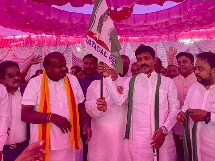 Congess Leader Raghu Achar Former MLC Joins JDS Presence HD Kumaraswamy Rebels Congress BJP Congess Leader Raghu Achar Joins JD(S) In Presence Of HD Kumaraswamy
