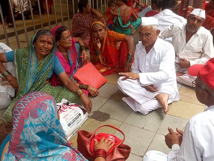 पर्यटकांच्या शेकडोच्या संख्येने आलेल्या वाहनांमुळे सर्व पार्किंग फुल झाल्याने रस्त्याच्या कडेला वाहने लावण्यात येत आहेत.