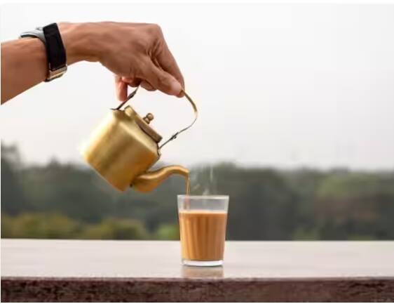 ਚਾਹ ਨਾਲ ਖਾਣਾ ਖਾਣ ਵਾਲੇ ਲੋਕਾਂ ਦੀ ਕੋਈ ਕਮੀ ਨਹੀਂ ਹੈ। ਪਰ ਅਜਿਹਾ ਕਰਨ ਤੋਂ ਬਚਣਾ ਚਾਹੀਦਾ ਹੈ, ਕਿਉਂਕਿ ਇਹ ਸਿਹਤ ਲਈ ਹਾਨੀਕਾਰਕ ਹੋ ਸਕਦਾ ਹੈ।