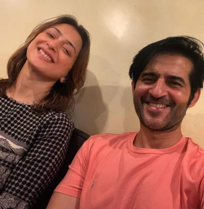 शो में मंदिरा के बेटे के किरदार में थे करण और करण का किरदार निभाते थे हितेन तेजवानी. शो में करण की गर्लफ्रेंड का रोल गौरी प्रधान ने निभाया था. इस शो के बाद से ही दोनों को एक दूसरे से लव हो गया था. इसके बाद करण और गौरी ने शादी कर ली थी.