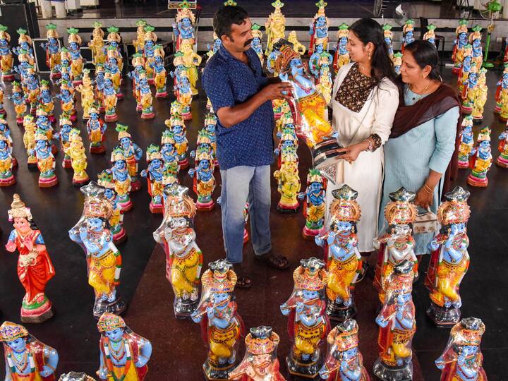 The celebrations also include worshipping Lord Krishna, also known as Unni Krishnan, an avatar of Lord Vishnu, creating kolams (rangolis) out of rice and flour, and donning new clothes. (Image Source: PTI)