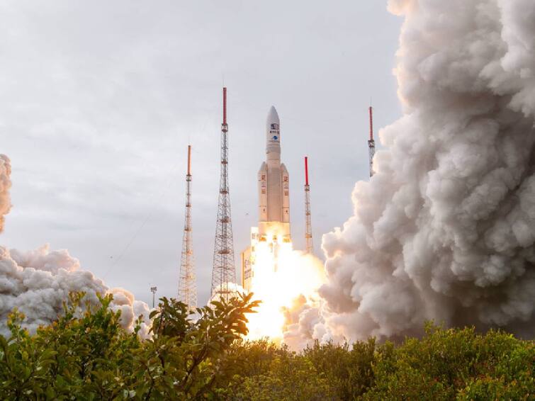 The Airbus-built JUICE satellite (Jupiter icy Moons Explorer) was successfully launched by the Ariane 5 spacecraft. JUICE Satellite: வியாழன் கோளை சுற்றி உள்ள ஐஸ் நிலாக்கள்.. தீவிர ஆய்வு மேற்கொள்ளும் ஜூஸ் செயற்கைக்கோள்..!