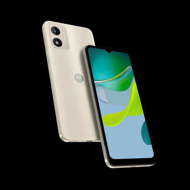 Moto E13 वर्तमान में 6999 रुपये की कीमत में बिक रहा है. यह स्मार्टफोन 6.5 इंच की एचडी+ डिस्प्ले के साथ आता है, जो ऑक्टा-कोर यूनिसोक T606 SoC और माली-G57 MP1 जीपीयू पर काम करती है. फोन में 4GB रैम और 64GB स्टोरेज का पेयर है, जिसे माइक्रोएसडी के माध्यम से 1TB तक बढ़ाया भी जा सकता है. डिवाइस में 13-मेगापिक्सल का रियर कैमरा, 5-मेगापिक्सल का फ्रंट-फेसिंग कैमरा और 10W वायर्ड चार्जिंग के साथ 5,000mAh की बैटरी दी गई है.
