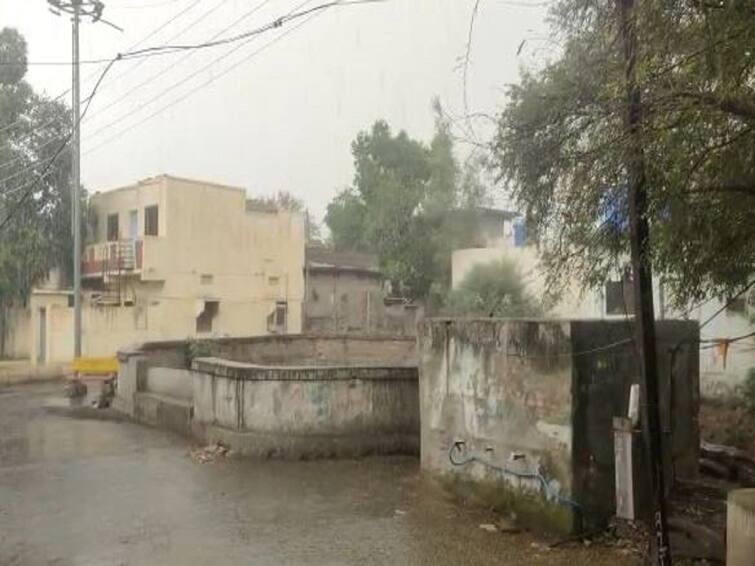 Maharashtra Weather news Rain in Latur district Climate Change Latur Rain : लातूर जिल्ह्यात वादळी वाऱ्यासह पावसाची हजेरी, वातावरणात गारवा 