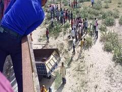 Shahjahanpur : શાહજહાંપુરમાં ટ્રેક્ટરની ટ્રોલી પુલ પરથી નીચે ખાબકતા ગમખ્વાર અકસ્માત, 13ના મોત