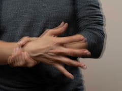 लिखने में दिक्कत, आवाज में बदलाव... कहीं आप भी ऐसी परेशानी से तो नहीं जूझ रहें? समय रहते बीमारी की ऐसे करें पहचान