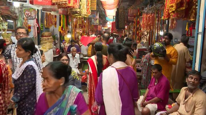 সারা বছরের জন্য মঙ্গল কামনায় দর্শনার্থীদের ঢল কালীঘাটে।