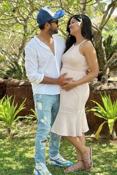 Ishita Dutta Pics: ਬੇਬੀ ਬੰਪ ਨੂੰ ਫਲਾਂਟ ਕਰਦੇ ਹੋਏ ਪਤੀ ਦੇ ਨਾਲ ਰੋਮਾਂਟਿਕ ਅੰਦਾਜ਼ ਵਿੱਚ ਨਜ਼ਰ ਆਈ ਇਸ਼ਿਤਾ ਦੱਤਾ, ਦੇਖੋ ਤਸਵੀਰਾਂ