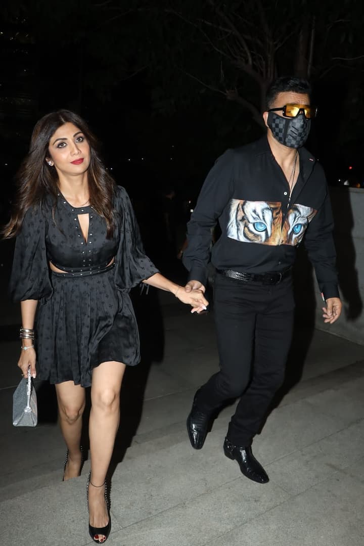 राज कुंद्रा ने पत्नी शिल्पा के साथ ट्विनिंग की है. दोनों ब्लैक कलर के आउटफिट में नजर आ रहे हैं.