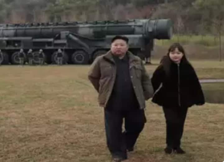 Kim Jong Un: उत्तर कोरिया के हथियारों के परीक्षण में किम जोंग उन के साथ नजर आई उसकी बेटी, देखें तस्वीर