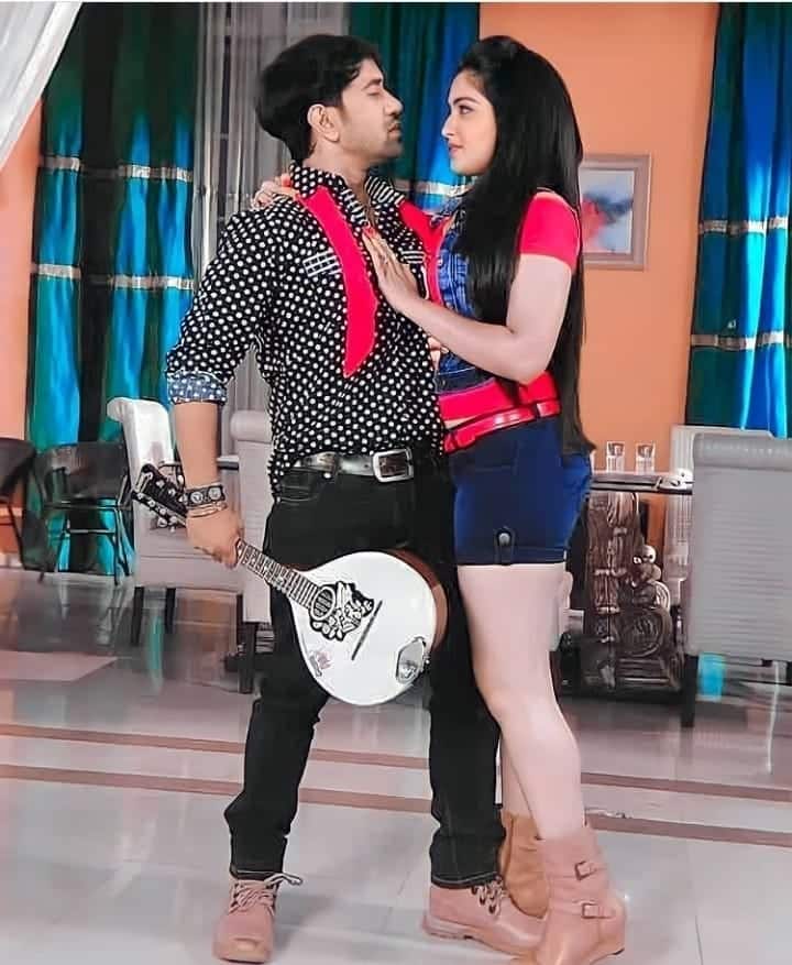 आज हम आपको निरहुआ और आम्रपाली दुबे का वह किस्सा बताने जा रहे हैं जिसमें आम्रपाली के एक मजाक ने निरहुआ को 4 से 5 घंटे तक एक ऑटोरिक्शा वाले के साथ फंसा दिया था.