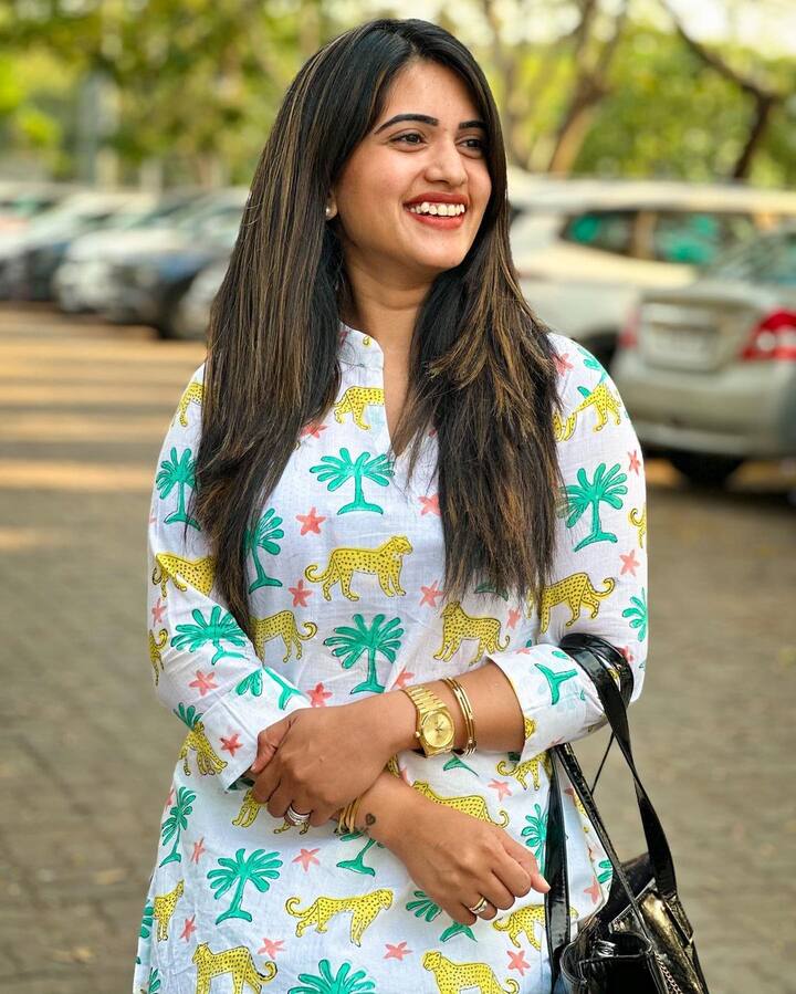 ఈమెకు పెళ్లై, ఒక బాబు ఉన్నాడు.
