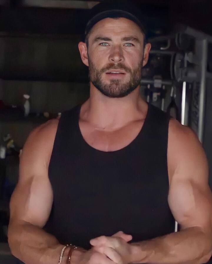 एवेंजर्स के थॉर यानी सुपरस्टार क्रिस हेम्सवर्थ का नाम भी इस लिस्ट में चौथे स्थान शामिल है. थॉर के रोल और दमदार फिजिक की बदौलत क्रिस हेम्सवर्थ को इंडिया में काफी पसंद किया जाता है.