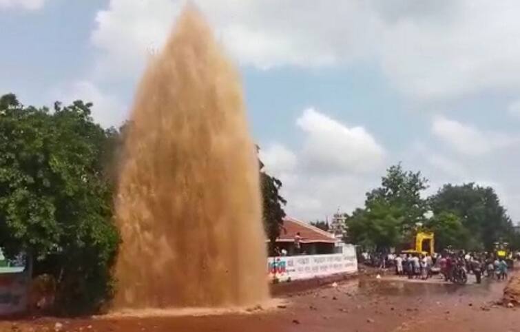 Pudukottai Cauvery water pipe broke and water gushed more than 50 feet like a waterfall TNN  விராலிமலை அருகே காவேரி குடிநீர் குழாய் உடைந்து குற்றால அருவி போல கொட்டும் நீர்