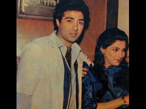 जानकारी के लिए आपको बता दें कि डिंपल कपाड़िया ने राजेश खन्ना के साथ में शादी की थी और उसके बाद वह मां बन गई थी. उन्होंने दो बेटियों ट्विंकल और रिंकी को जन्म दिया. जिसके बाद में उन्होंने फिल्मों में वापस लौटने का फैसला किया.